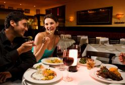 A cena al primo appuntamento: ok ordinare per l'altro, out masticare la cicca