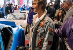 Justin Bieber: venduta all'asta la sua Ferrari blu