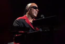 Stevie Wonder: duetto a sorpresa con un musicista che si esibiva in un hotel