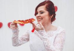 Ragazza sposa una pizza, le sue foto diventano virali
