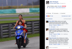 Belen in moto con il figlio senza casco. Polemica sui social