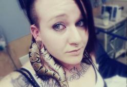 Al pronto soccorso, con un serpente nell'orecchio,  si scatta un selfie