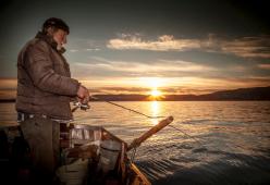 Pensionato 75enne cerca compagno di pesca, l'annuncio è subito virale