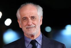 Toni Servillo rimprovera uno spettatore intento con lo smartphone, il pubblico applaude