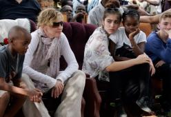 Madonna adotta altre due bambine in Malawi, smentita la smentita (!)