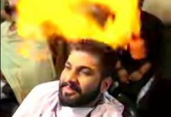 Il barbiere incendia la chioma dei propri clienti per un taglio migliore. Succede in Pakistan