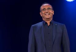 Sanremo: Carlo Conti fa vedere il bonifico per i terromotati