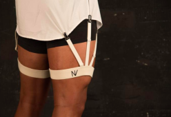 Dite addio alla camicia fuori dai pantaloni: arriva la giarrettiera da uomo