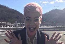 Elodie: Lele la abbandona (per scherzo) in autostrada