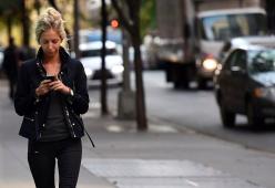 Pedoni distratti dagli smartphone? Arrivano le strisce semaforiche a led