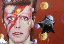 David Bowie: avviata una raccolta fondi per un monumento a forma di saetta