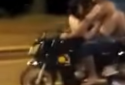 Fanno sesso sulla moto in corsa in mezzo al traffico. Ecco il video