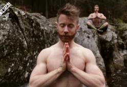 Due uomini in kilt fanno yoga: ma il finale è a sorpresa
