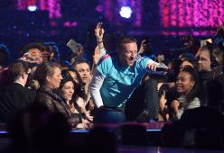 Coldplay: il singolo con i Chainsmokers illumina i Brit Awards
