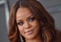 Rihanna ad Harvard per ricevere un riconoscimento per il suo impegno umanitario