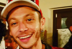 Valentino Rossi si traveste da Jovanotti per Carnevale