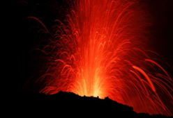 Spettacolo Etna: il vulcano siciliano torna a eruttare