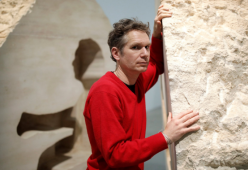 “Voglio capire cos'è il mondo”: artista si fa rinchiudere otto giorni in una roccia
