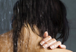 Non riuscite a dormire? Con una doccia calda il problema è risolto!