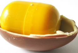 Ecco perché il contenitore della sorpresa dell'ovetto Kinder è giallo