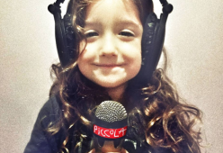 "Piccola", la bambina prodigio canta per Amatrice