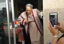 Festeggia il suo centesimo compleanno ballando, ecco la performance della nonnina sulle note di Bruno Mars