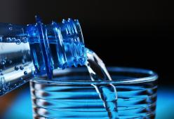 Bere due bicchieri d'acqua aiuta a superare lo stress mentale. Lo dice la scienza