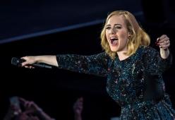 Adele attaccata da una zanzara sul palco, il video è virale!