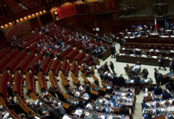 Il parlamentare più assente è anche quello che guadagna di più: l'assurda vicenda della politica italiana