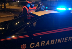 Lascia il figlio in macchina per ballare in discoteca. La scusa: "Ma il motore era accesso"