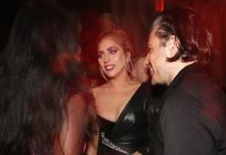 Lady Gaga, bacio romantico con Carino