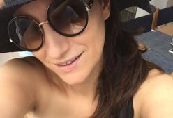 Laura Pausini non è incinta, ma la foto con cui smentisce è vecchia