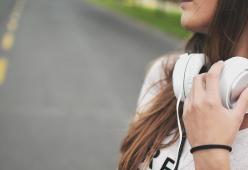 Allarme cuffie: secondo l'OMS un miliardo di ragazzi rischia gravi perdite dell'udito