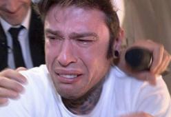 Scherzo di J-Ax e Le Iene a Fedez, il rapper scoppia in lacrime