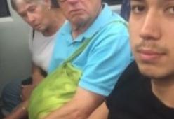 Si filma mentre tocca le gambe di sconosciuti sui mezzi pubblici, il video è virale