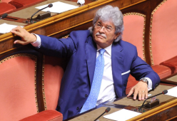 Il politico guadagna meno dell'operaio,  parola di Antonio Razzi