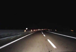 A folle velocità in autostrada, condivide i suoi “record” su Facebook e la polizia lo scopre