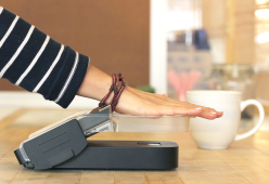 Pagamenti high tech, da oggi basta tendere la mano