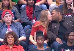 Kiss cam: lui la rifiuta per la birra, lei bacia un altro