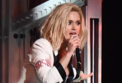 Katy Perry non ha (solo) “baciato una ragazza”