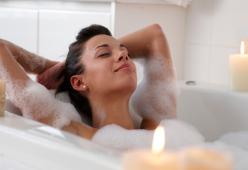 Un bagno caldo nella vasca è salutare come un giro in bici, parola di scienza