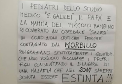 Polemiche sui vaccini: ecco il cartello virale che mette la parola “fine” 