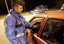 Guidava ubriaco ma niente multa: non riusciva a soffiare per l’alcol test
