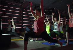 In discoteca alle 6 del mattino per fare yoga: ecco il daybreaker