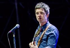 Noel Gallagher firma un paio di sneaker Adidas