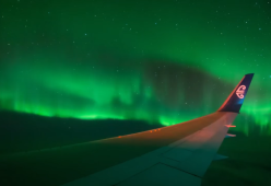 Aereo attraversa l’aurora australe, i filmati dei passeggeri sono incredibili
