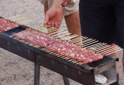 Maccio Capatonda nei panni del supereroe "Arrowsticino" per promuovere lo spiedino di carne di pecora