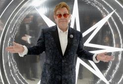 Elton John: parata di star al suo compleanno