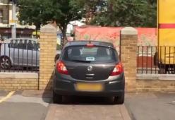 Prova a far passare l'auto in uno spazio stretto: il video è comico