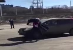 Lite in strada, ma lei è una campionessa di sollevamento pesi e lo chiude nel bagagliaio, il video
